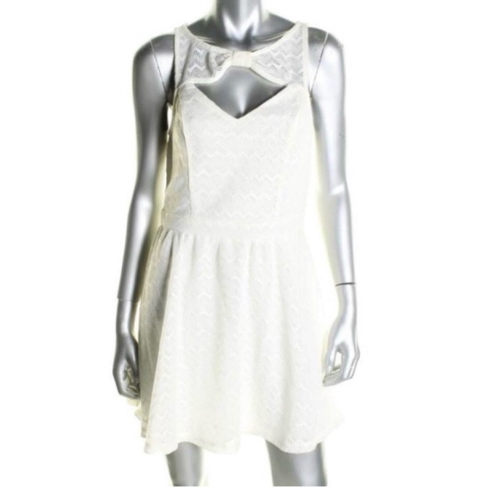 Women’s Juniors Off White Lace Fit & Flare Cutout Neck Mini Dress - Size Medium